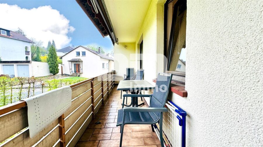 Umfangreich teilsaniertes Dreifamilienhaus mit Garage + PV Anlage und großem Garten - WE2 OG Balkon